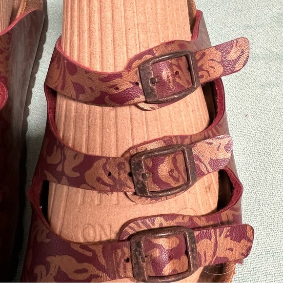 Birkenstock vegan red gold print  3 buckle Florida sandals slip on broke in - Picture 2 of 12